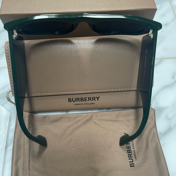 BURBERRY UNIQUE SUNGLASSES AT MILAN FASHION WEEK IN MILAN ON VICTORIA STELLA - Picture 11 of 16